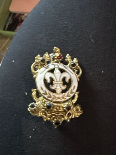 Vintage Collectible Fleur De Lis Coat Of Arms Brooch Pin White Brass Gemstones - Picture 2 of 3