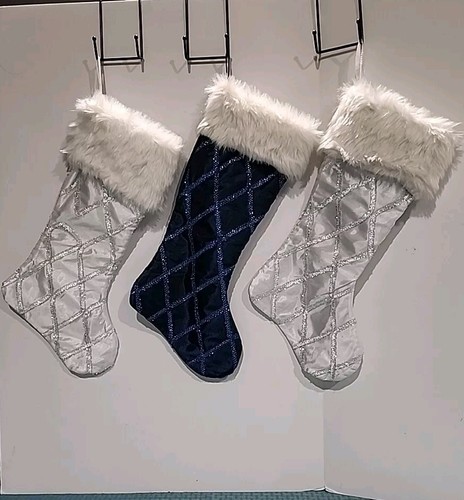 St Nick's Choice Weihnachtsstrümpfe Fleck 2 weiß 1 blau Kunstfellbesatz  - Bild 1 von 8