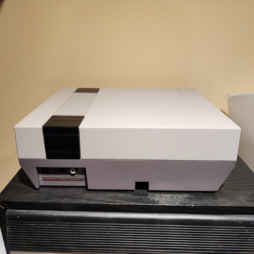 Nintendo NES Console Action Set Complete + NES 2 Drawer 28 game Storage Box. OEM - Picture 14 of 23