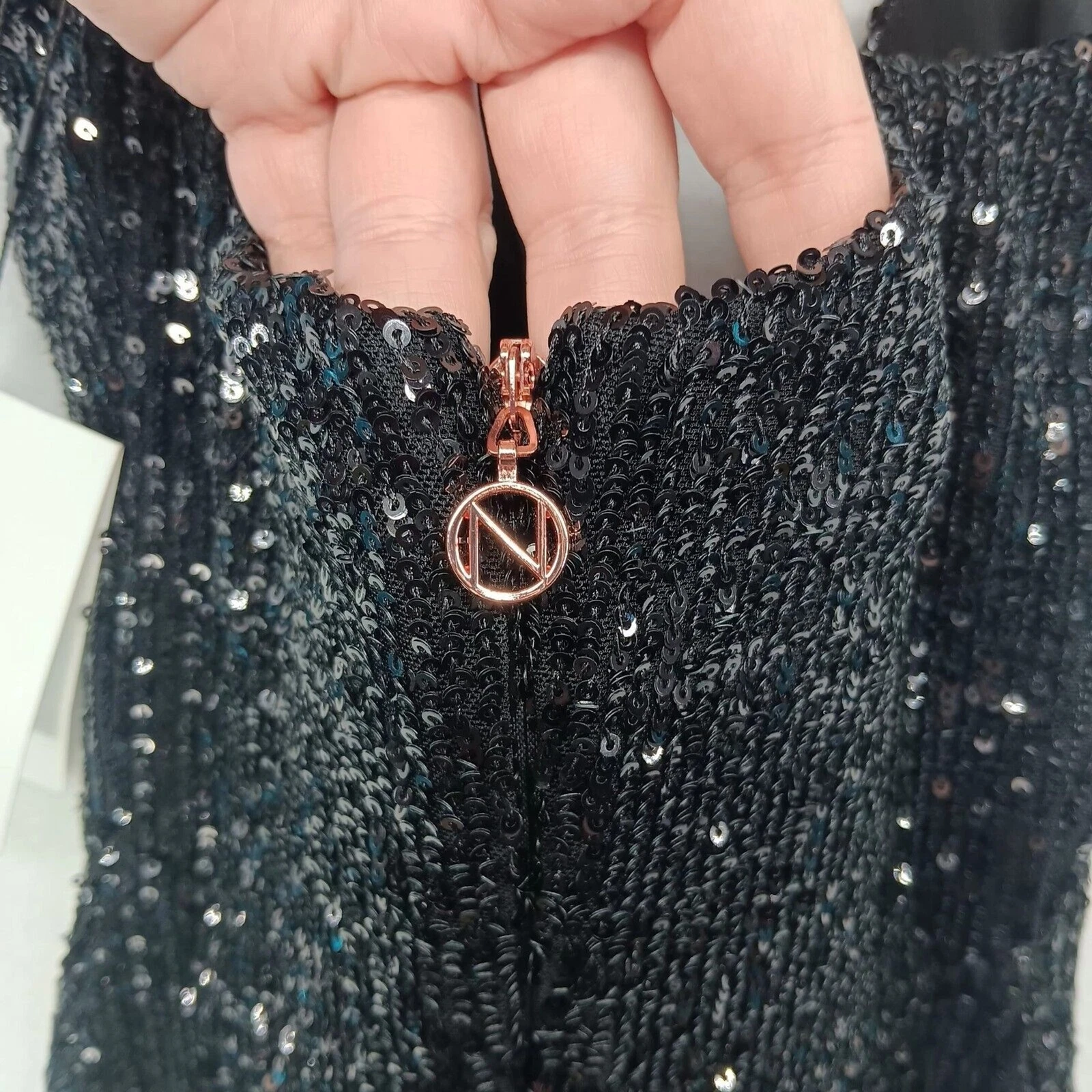 Mini abito Supreme nero con paillettes Nookie $279 nuovo con etichette taglia XS scollo a tuffo