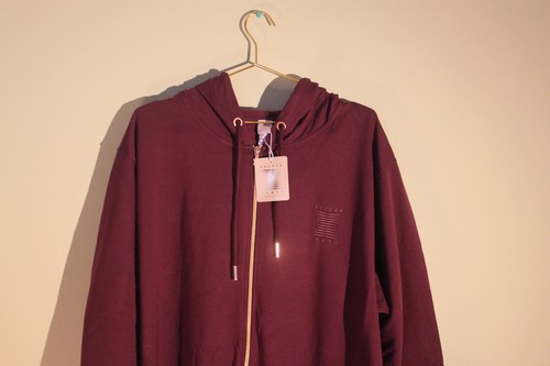 Nuevo con etiquetas Forever Savage Capucha Borgoña Una Pieza, UNISEX, Para Mujer 3XL, XXL Para Hombre - Imagen 2 de 5