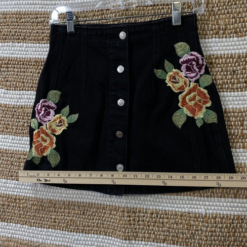 Topshop Women's MOTO Mini Denim Skirt Size 6 Black Pleated Embroidered Floral - Picture 11 of 12