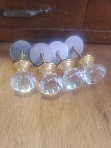 QUATTRO bellissimi pomelli/tiranti per cassetti in vetro con basi tono oro SH765 - Foto 1 di 5