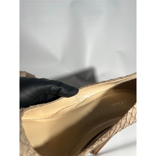 Calvin Klein Kendall Fischhaut Stiletto Pumps Absatz taupe braun Stack Gr. 7 LESEN - Bild 10 von 12
