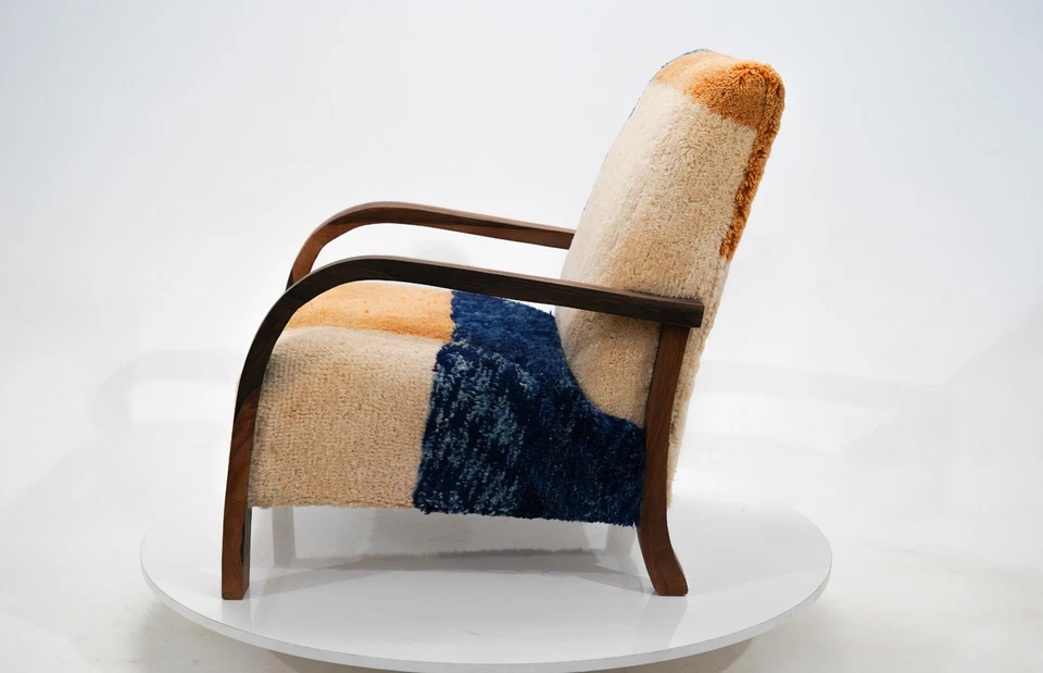 ¿Sillón marroquí artesanal? Silla de madera vintage con tapicería de alfombra de lana Foto 3 de 4