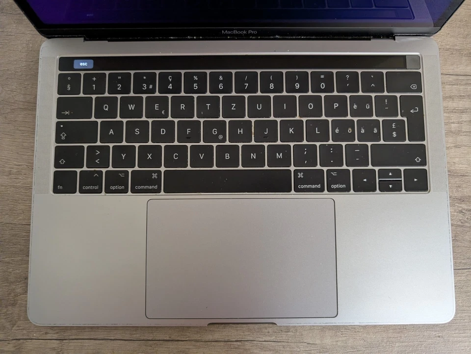 Apple MacBook Pro 13‘‘ Touch Bar - 2017 - A1706 - Space Grau - Display defekt - Bild 2 von 4