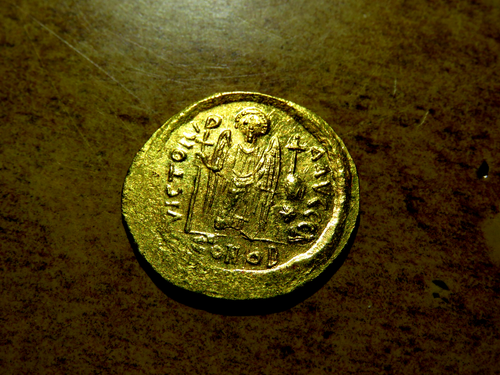 Moneda Imperio Bizantino JUSTINIAN I (527-565) AD ORO Alto Grado AV SOLIDUS F3 - Imagen 2 de 2