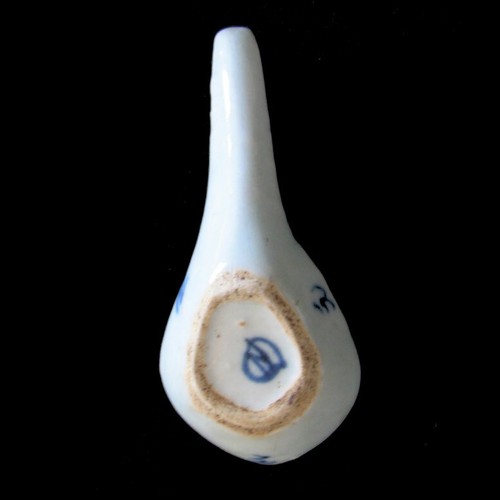 Cuchara de porcelana china antigua, patrón azul en blanco 4-1/2"" de largo x 2-1/4"" de ancho - Imagen 5 de 7