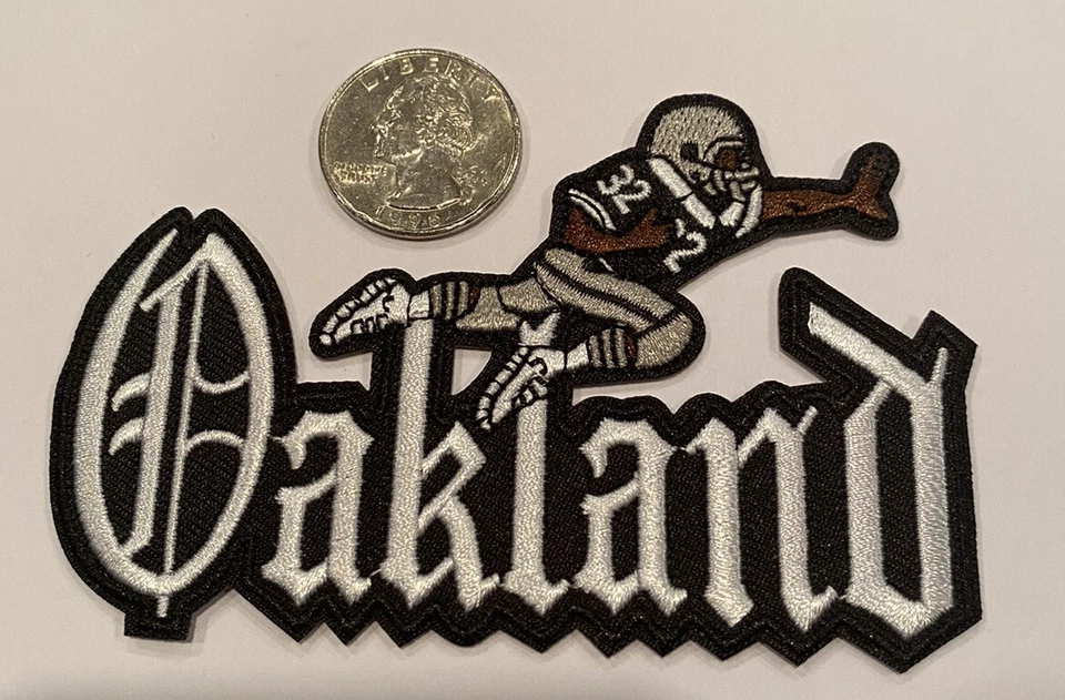 OAKLAND RAIDERS ESTILO VINTAGE BORDADO HIERRO EN PARCHE 4"x 2.5" ¡HERMOSO! Foto 2 de 3