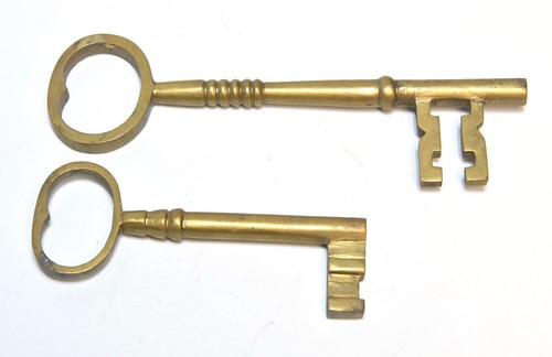 2 LARGE BRASS KEYS - Picture 3 of 4