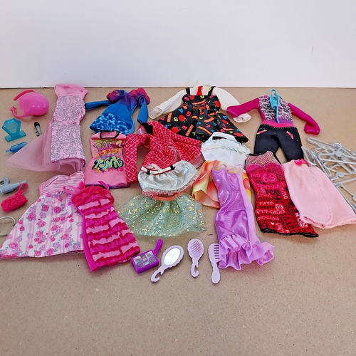Lot vêtements accessoires Barbie robe enseignante micro équestre robe de soirée
