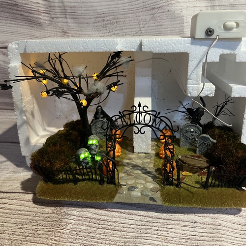 Department 56 Haunted Front Yard Halloween Series 56.52924 Tested Working - Picture 7 of 15
