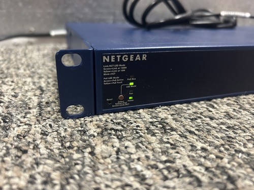 Netgear ProSafe 24 + 4 Smart Switch w/PoE FS728TPV2 Fast Ethernet w/RackEars - Picture 2 of 6