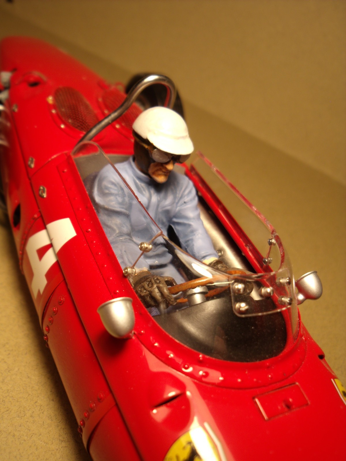 Figurine 1/18 Phil Hill Vroom miniature brute avec détails de fourrure haute précision