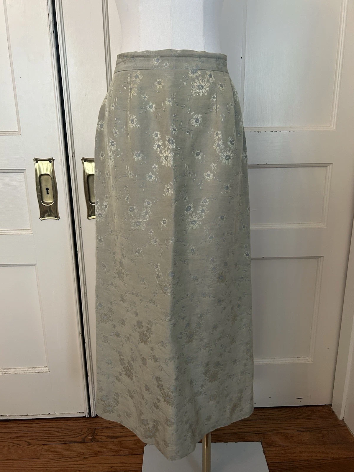 Vintage Doncaster Linen Silk Floral Maxi Skirt Womens Size 10 Gray Green Gold
Opens in a new window 