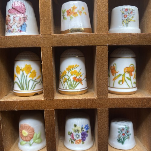 Mixed Lot Of 16 Thimbles & Wood Display, Franklin Porselein, Bareuther 1978 - Picture 5 of 19