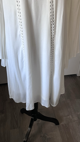 Neiman Marcus Women's white eyelet lace‑trim cold‑shoulder with flare sleeves M - Picture 4 of 9