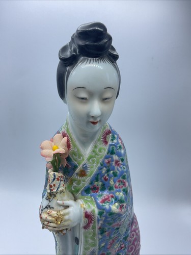 ÚNICA PORCELANA CHINA 14" GEISHA NIÑA ESTATUILLA SOBRE SOPORTE DE MADERA CON FLORES - Imagen 18 de 24