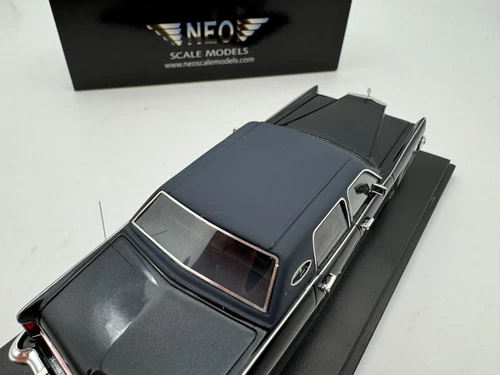 Neo 1/43 Resin car model Lincoln Continental Town Car 1982 Dark Blue - Picture 7 of 8