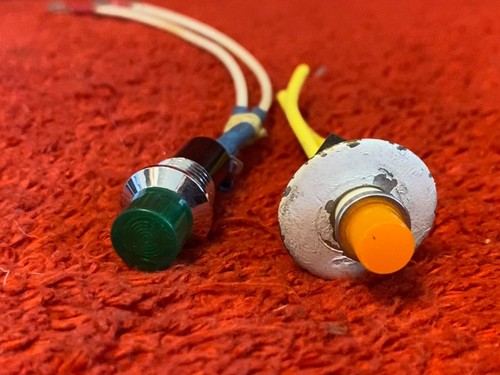 LOTE DE 4 LUCES DE PANEL DE INSTRUMENTOS DE AVIÓN VARIADAS - Imagen 6 de 7