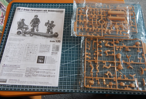TRISTAR MODELS 1/35 SCALEWWII BRITISH PARATROOPERS AND WELKBIKES - Picture 2 of 4