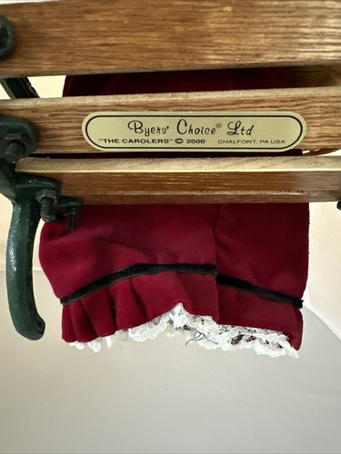 Vintage Byers Choice Carolers Woman On Iron Wood Bench Basket Flowers 2000 - Picture 9 of 15