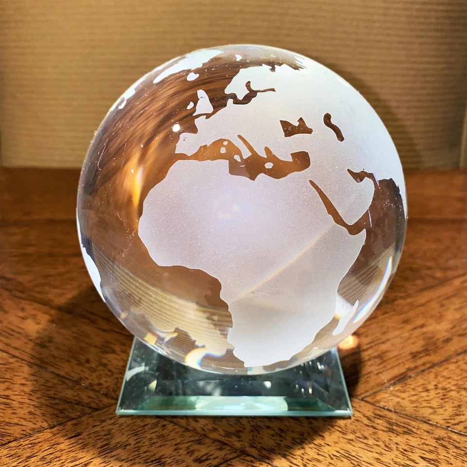 Elegante globo de mesa de vidro cristal 4” diâmetro na plataforma espelhada - Imagem 2 de 4