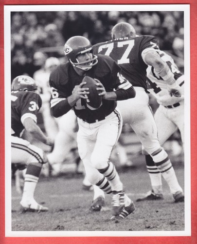 1968  MALCOLM EMMONS  8 X 10   KANSAS CITY CHIEFS   LEN DAWSON   IN ACTION - Picture 1 of 2