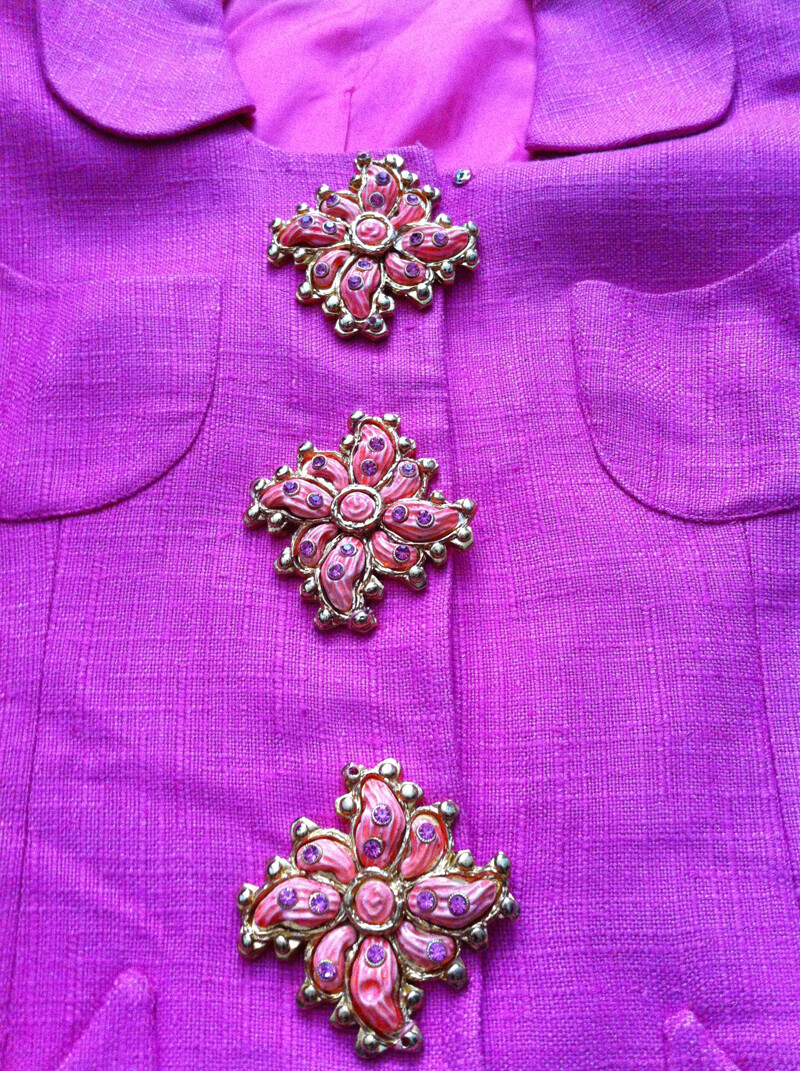 Ensemble Tailleur Jupe Écaille Paris 38 - Veste Et Jupe Boutons Bijoux Rose