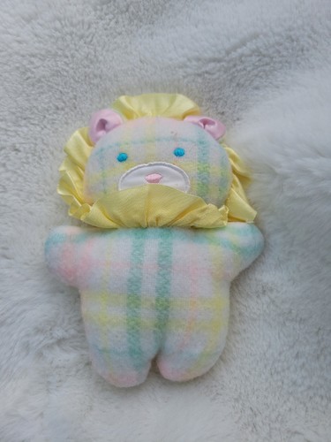 Vtg 80's PLAYSKOOL Pastel plaid Lion Plush w/ rattle Snuzzles Blankies Pre Owned - Afbeelding 1 van 2