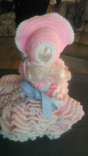 handgefertigtes gehäkeltes Puppenkleid und Haube (Puppe und Ständer sind im Verkauf enthalten) - Bild 3 von 4