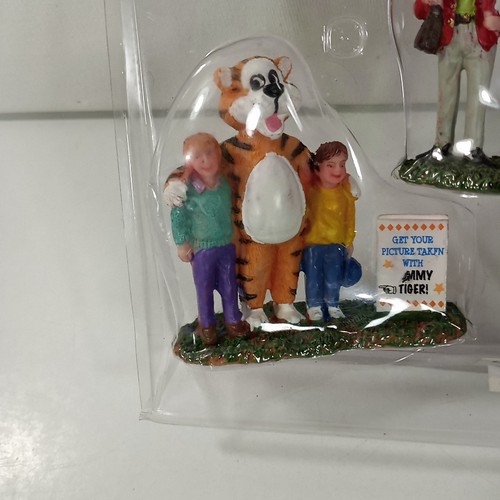 LEMAX Village Figur "Kids With Tommy Tiger" 2008 #82502 - Bild 2 von 5