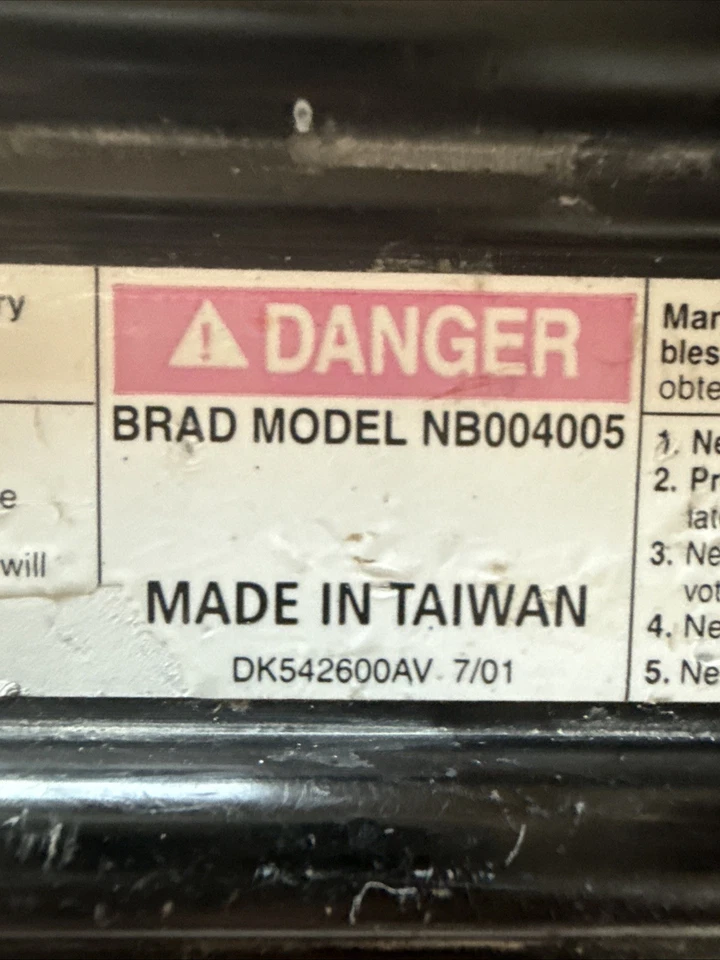 Clavadora Brad Campbell Hausfeld modelo NB0030 Foto 2 de 4