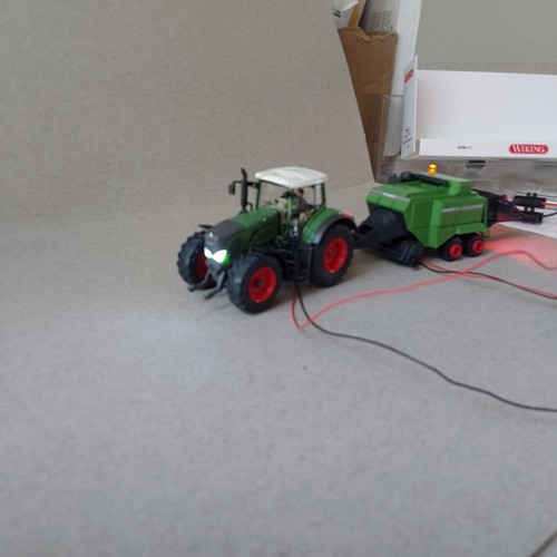 Empacadora Fendt Vario 939 y cuadrada 1:87 iluminada 12 V corriente continua con conductor - Imagen 5 de 9