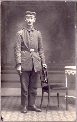 WWI PC DEUTSCHER SOLDAT MIT STUHL POSIERT FÜR FOTOGRAFIE