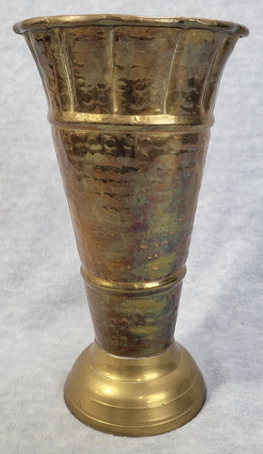 Jarrón vintage de latón martillado de 11 1/4" de alto x 6 1/4" de ancho boca diseño cónico - Imagen 3 de 8
