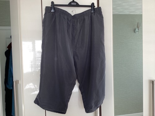Neue graue Herrenshorts (lang) Größe 58"/60" Taille. Nie getragen.