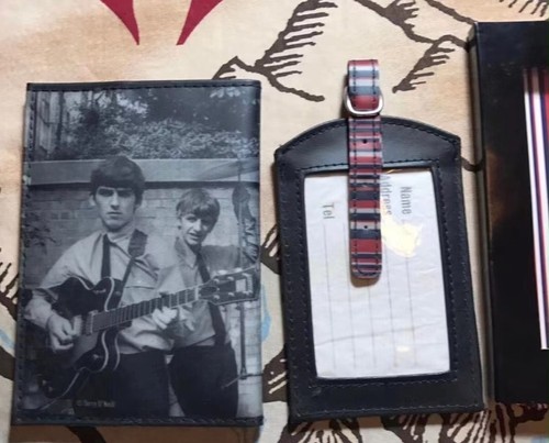 Juego de etiquetas y portapasaportes de Marks & Spencer & The Beatles & Terry O'Neill - Imagen 2 de 14