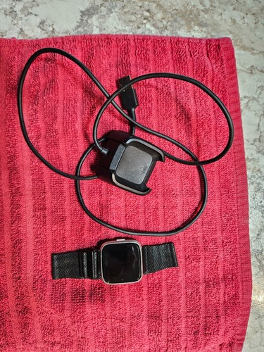 Fitbit Versa Lite-Black Magnetic Band & Charger - Picture 3 of 3