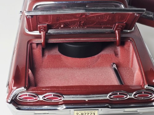 Road Signature - 1962 Oldsmobile Starfire - 1:18 Diecast mit Münze - Bild 6 von 24