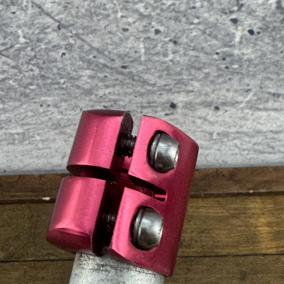 Abrazadera de doble perno de aluminio rojo para scooter BMX 25,4 45 g se adapta a GT DB de colección Foto 2 de 4