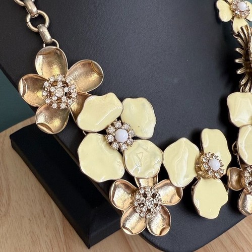 Collar de pedrería floral tono oro amarillo suave flor Stella and Dot Bloom - Imagen 11 de 11