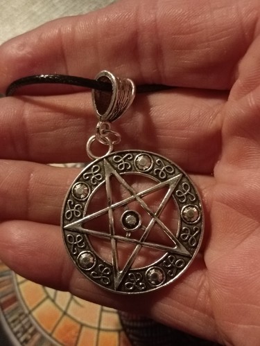 ~ Atemberaubende silberfarbene Pentagramm Kunstleder Halskette Heilung Wicca heidnisch 18" - Bild 2 von 2