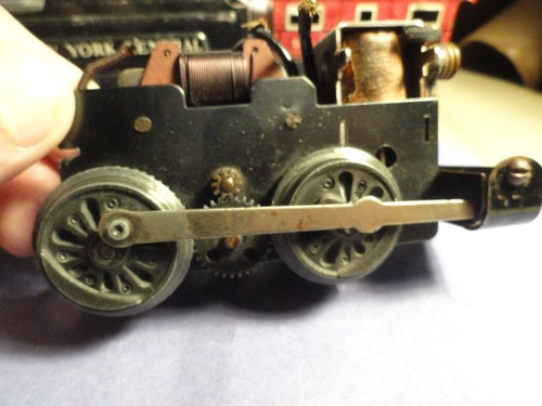 VINTAGE MARX STREAMLINE LOCOMOTIVE & TENDER WITH 4-TIN FREIGHT CARS . - Picture 9 of 18