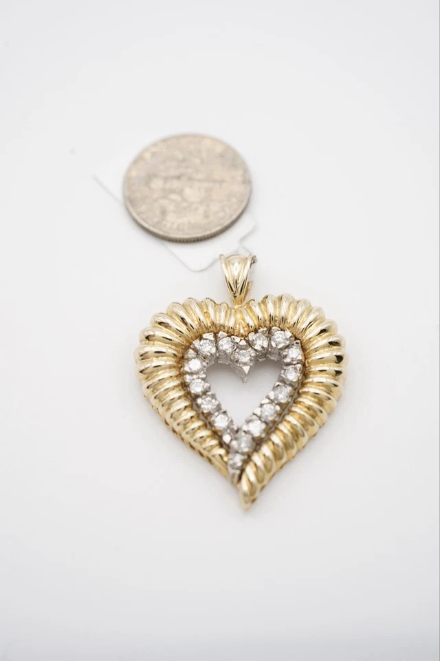 Colgante de corazón de diamantes y oro de 14k para mujer.  8,9 gramos 0,96 cts Foto 2 de 4