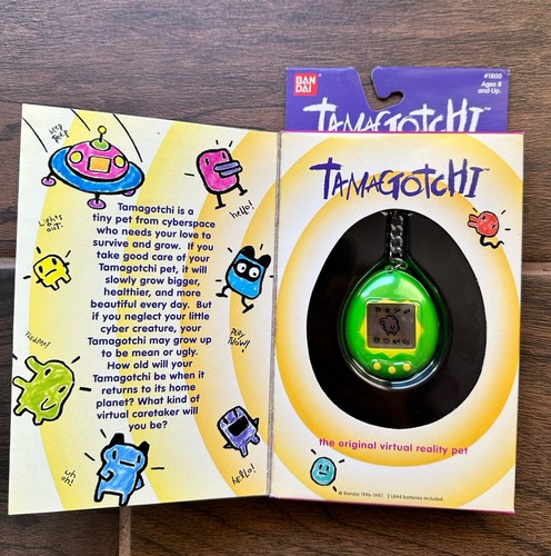 1997 Bandai Tamagotchi #1800 verde giallo NUOVO animale domestico virtuale - Foto 2 di 4