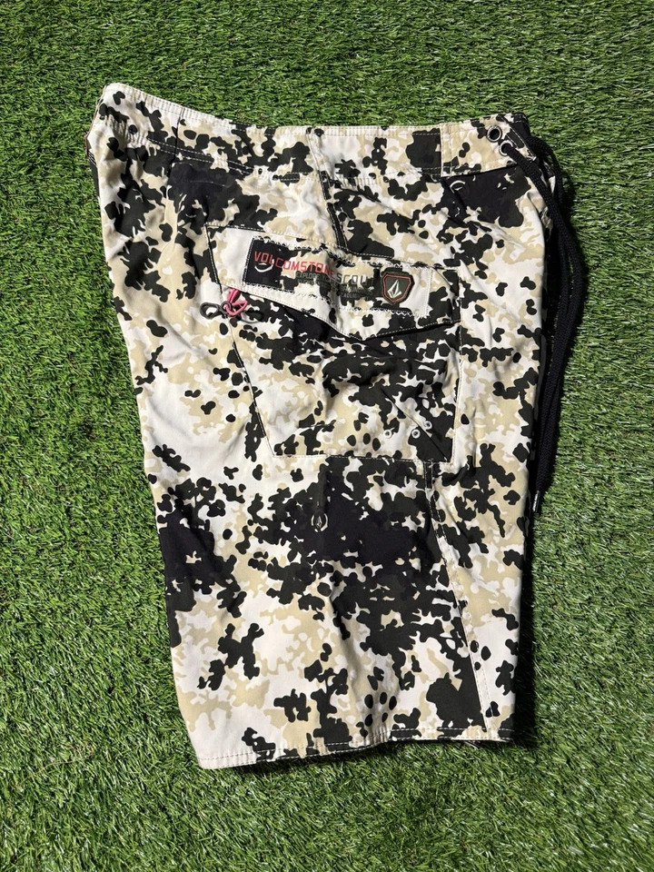Volcom Stone Scout Vintage Military Tactical Camo Board/Swim Shorts Sz 33 - Image 2 of 4