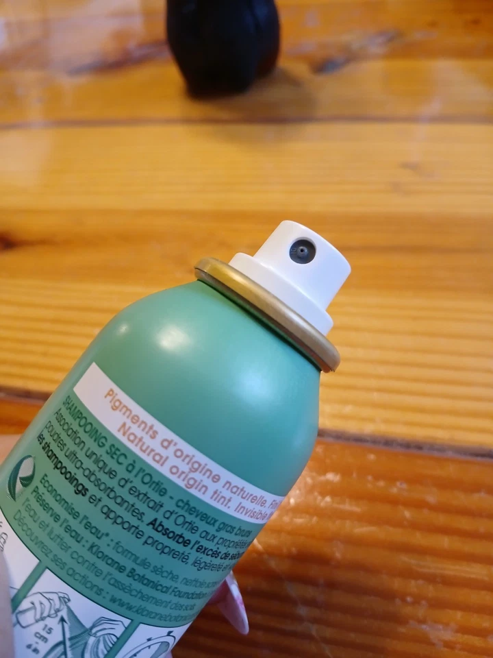 Champú seco Klorane tinte para cabello oscuro control de aceite de ortiga cuero cabelludo graso 3,2º Foto 2 de 4