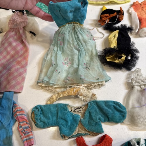 Barbie vintage anni 60 70 lotto 44 oggetti per ricambi alcuni abiti rari - Foto 12 di 24