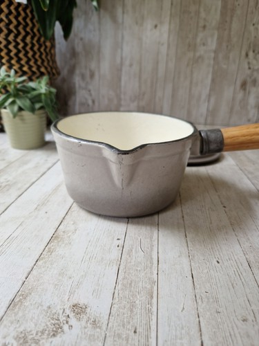Vintage Small Grey Cast Iron Saucepan Milk Pan With Pouring Lip Wooden Handle - Picture 7 of 12